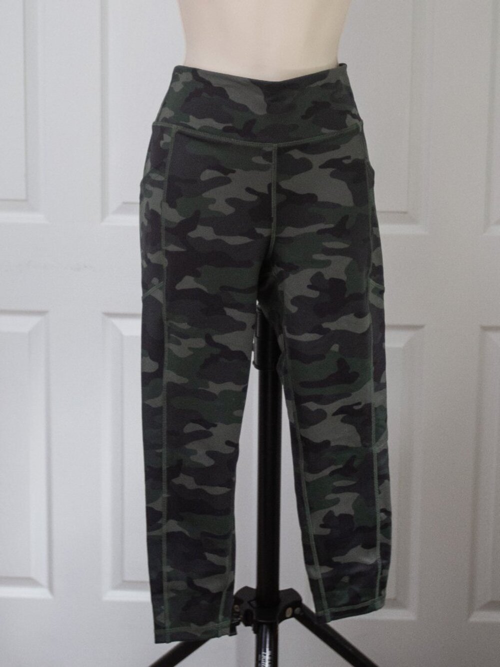 Camo High-Waist Capri Leggings with Pockets - Green/Black
